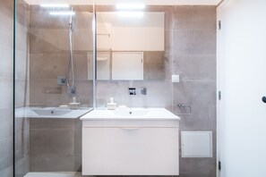 Douche, sèche-cheveux, serviettes fournies, savon