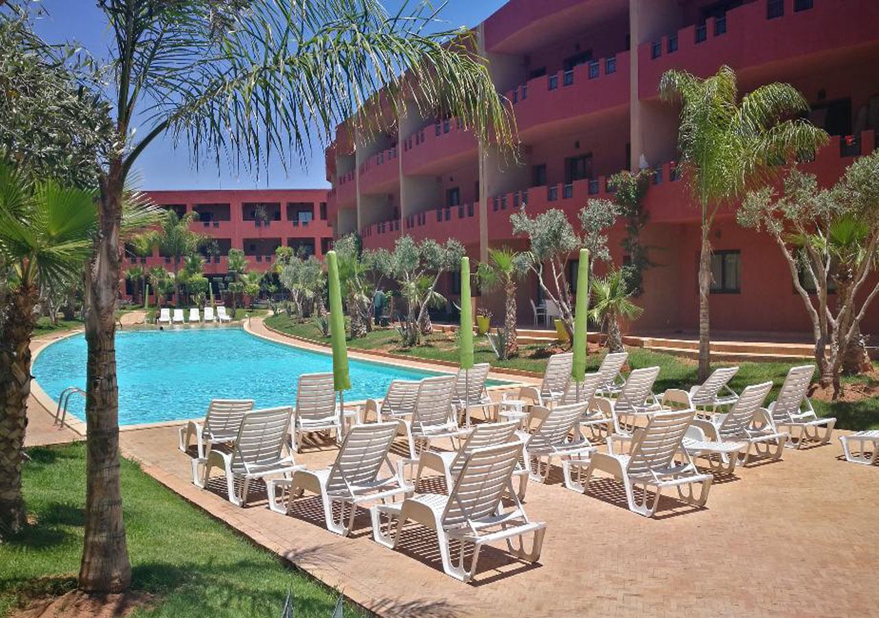 Una piscina cubierta, una piscina al aire libre