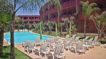 Una piscina cubierta, una piscina al aire libre