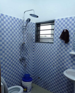 Een douche, een haardroger, handdoeken, zeep