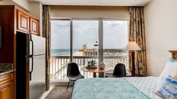 Escritorio, tabla de planchar con plancha, wifi gratis y ropa de cama