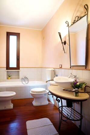 Doccia, asciugacapelli, bidet, asciugamani