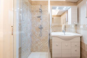 Doccia, asciugacapelli, bidet, asciugamani