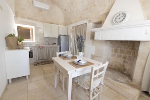 Kühlschrank, Ofen, Wasserkocher mit Kaffee-/Teezubehör, Wasserkocher