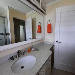 تجهيزات دش، مجففات شعر، مناشف، صابون