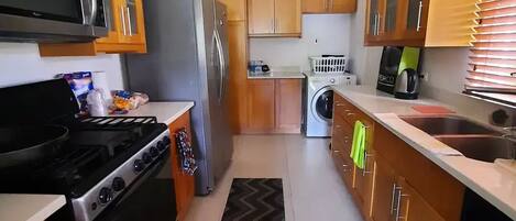 Réfrigérateur, four à micro-ondes, un four, surface de cuisson