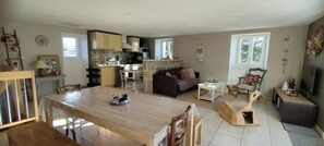 Fernseher, DVD-Player, Bücher, Stereoanlage