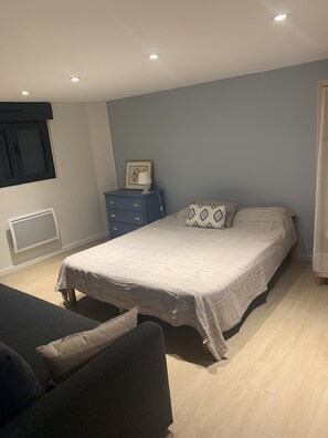 2 chambres, fer et planche à repasser, Wi-Fi, draps fournis