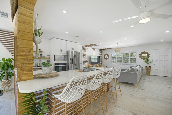 Private kitchen - Casa Mandala -🌞Remodeled Pool Home near the Beach (Sarasota)