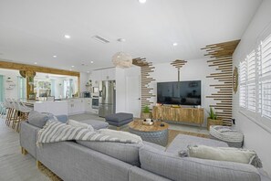 Living area - Casa Mandala -🌞Remodeled Pool Home near the Beach (Sarasota)