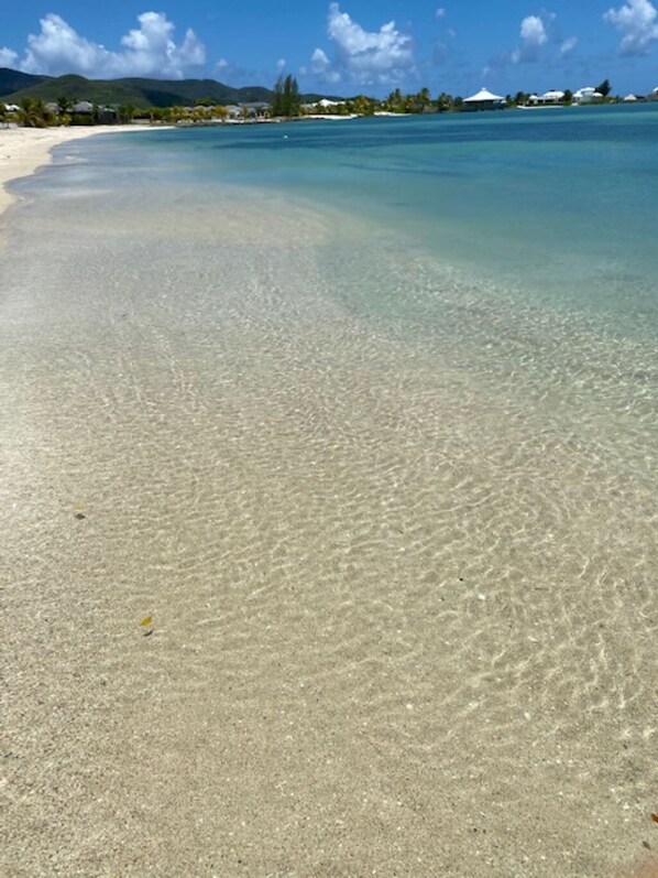 Playa en los alrededores y toallas de playa 