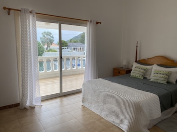 Master bed: Queen mattress, bathroom, & spacious closet. Water-view and patio.