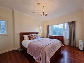 3 bedrooms, desk, iron/ironing board, free WiFi