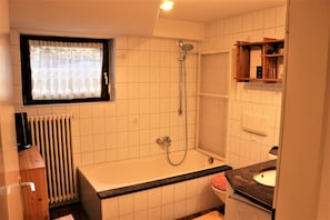 Badekar, hårtørrer, håndklæder, Sæbe