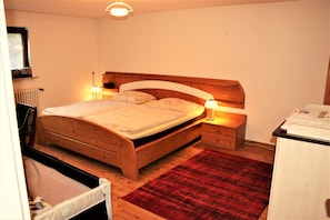 2 bedrooms, desk, travel cot, free WiFi - Close to the center and fun for children. Apartment with 86m² (Müllheim(Baden))