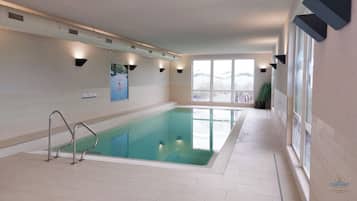 Una piscina techada, una piscina climatizada