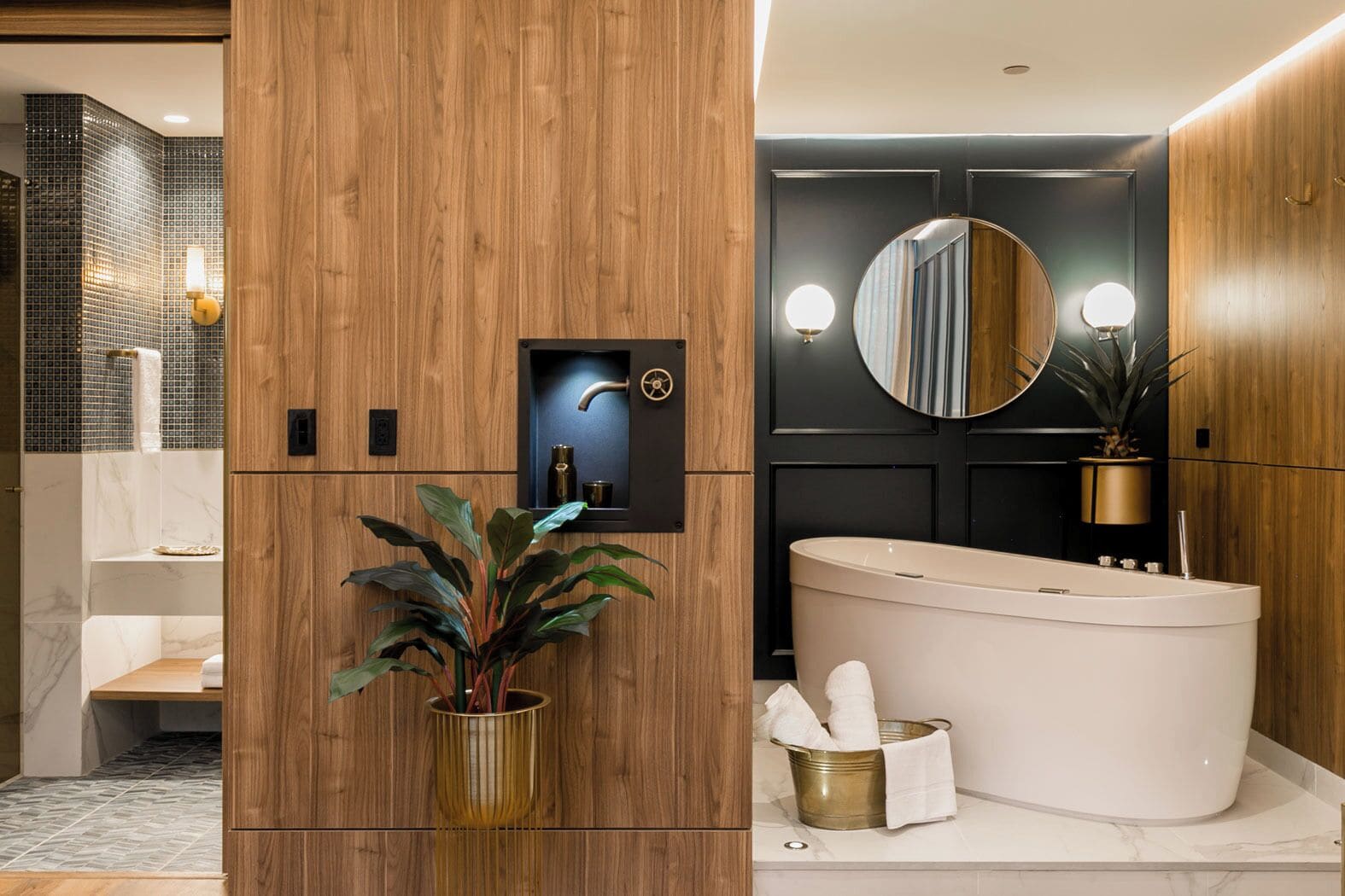 Un baño moderno con un tocador de madera, un espejo grande y una bañera.