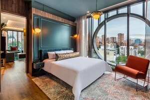 Luxury Penthouse - City Views | Odada kasa, masa, güneşlik/perde, ütü/ütü masası 