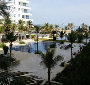 Appartement exclusif | Piscine extérieure | 2 piscines extérieures, accès possible de 8 h à 16 h, parasols