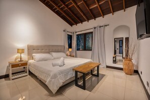 4 bedrooms, desk, iron/ironing board, WiFi