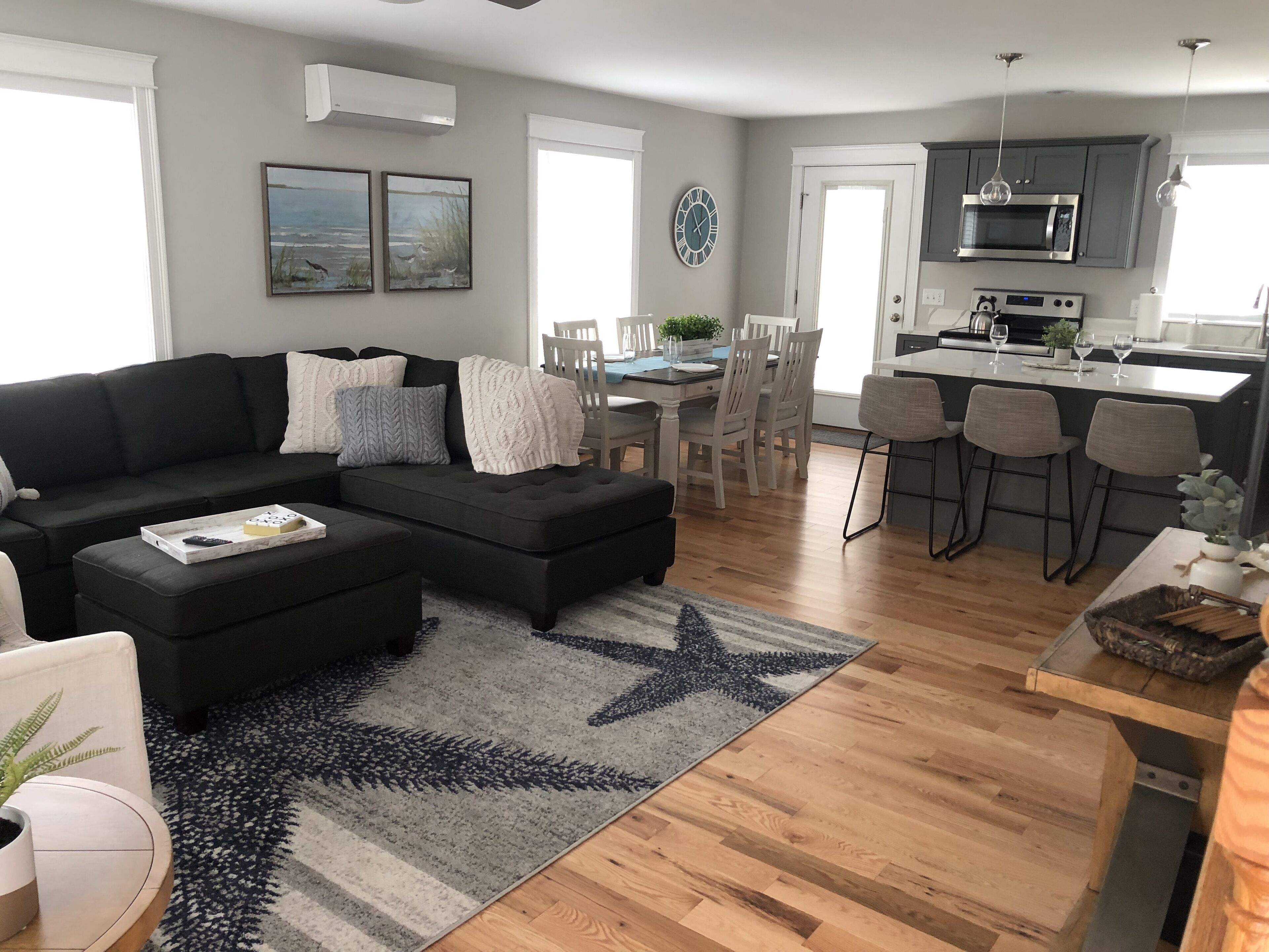 Lovely three bedroom, sleeps nine and a pool!