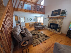 Smart TV, fireplace, DVD player, table tennis - Rosen Retreat - Innsbruck Golf Community - Downtown Helen, GA (Helen)