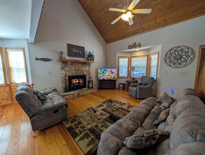 Smart TV, fireplace, DVD player, ping pong - Rosen Retreat - Innsbruck Golf Community - Downtown Helen, GA (Helen)