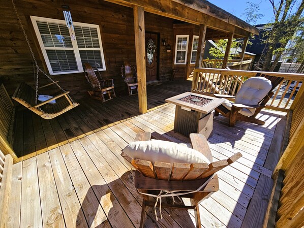 Outdoor dining - Rosen Retreat - Innsbruck Golf Community - Downtown Helen, GA (Helen)