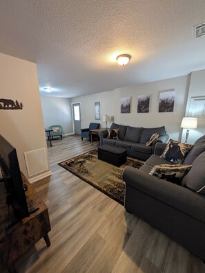 Smart TV, fireplace, DVD player, table tennis - Rosen Retreat - Innsbruck Golf Community - Downtown Helen, GA (Helen)