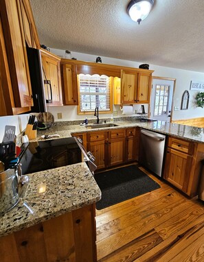 Fridge, microwave, oven, stovetop - Rosen Retreat - Innsbruck Golf Community - Downtown Helen, GA (Helen)