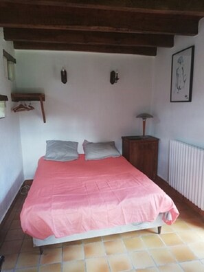 3 bedrooms, free WiFi, bed sheets, wheelchair access