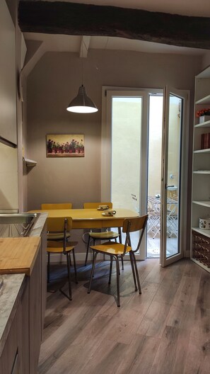 Dining - Apartment with outdoor courtyard in the heart of Florence (Firenze)