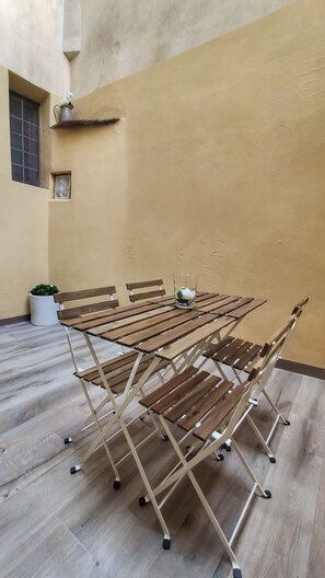 Dining - Apartment with outdoor courtyard in the heart of Florence (Firenze)