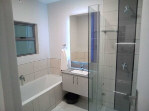 Classic Studio Suite | Bathroom | Combined shower/bathtub - Rose Of Rose (Johannesburg)