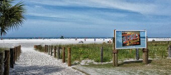 Siesta Key Village-Suite #4: A block to the Beach!