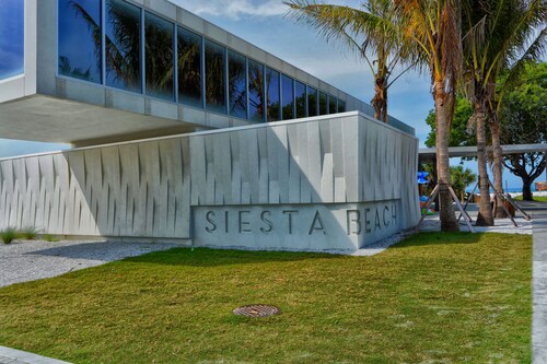 Siesta Key Village-Suite #4: A block to the Beach!