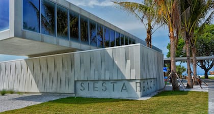 Siesta Key Village-Suite #4: A block to the Beach!