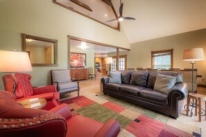 Een smart-tv, een open haard, tafelvoetbal en een tafeltennistafel