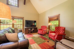 Een smart-tv, een open haard, tafelvoetbal en een tafeltennistafel