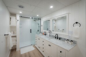 Combined shower/bathtub, hair dryer, towels, soap - Beauty Mtn Hideaway - Secluded - New River Gorge National Park (Edmond)