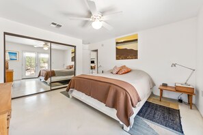 2 bedrooms, desk, iron/ironing board, free WiFi