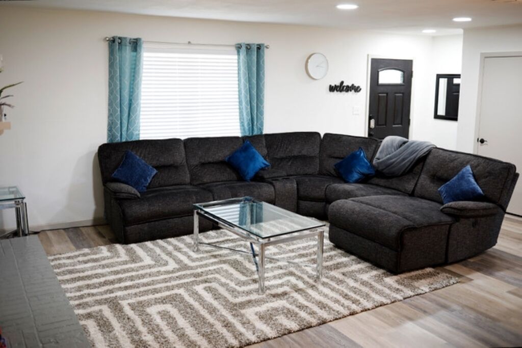 Peaceful 4 Bedroom - Sleeps 12 - Hospital District