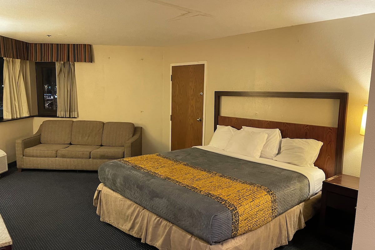 Standard Room, 1 King Bed | Free WiFi, bed sheets