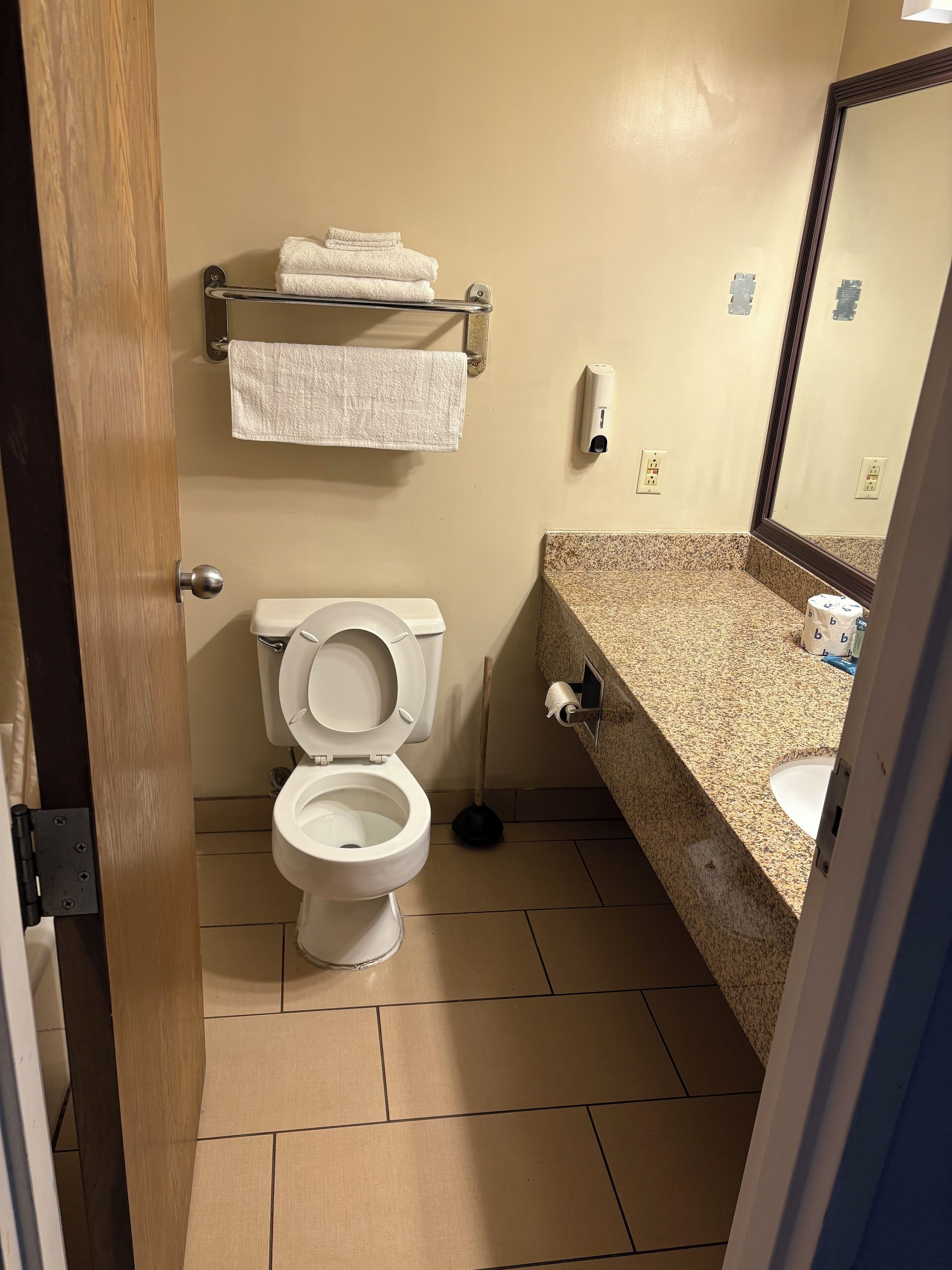 Gabungan pancuran/tab mandi, tuala disediakan, sabun, syampu 