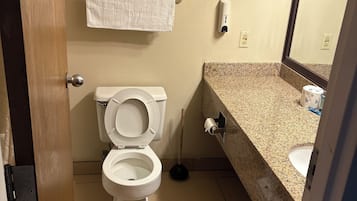 Combinació de dutxa i banyera, tovalloles, sabó i xampú