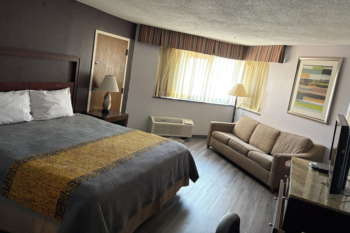 Standard Room, 1 King Bed | Premium bedding, Tempur-Pedic beds, desk, laptop workspace