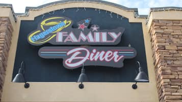 Placa do Hagerstown Family Diner, com letreiro de neon e três luminárias pendentes.