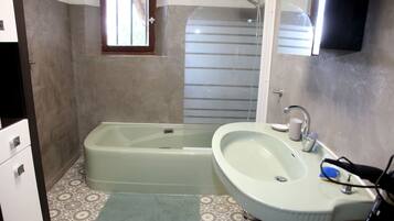 Baignoire, sĂšche-cheveux