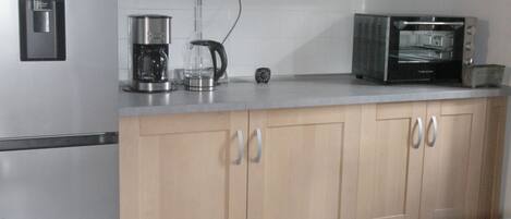 Réfrigérateur, micro-ondes, four, plaque de cuisson