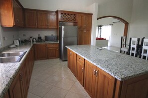 Frigorifero, pentole/stoviglie/utensili, tavolo da pranzo